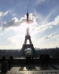 I francesi s’incazzano e spengono la Tour Eiffel. In Italia tutti dormono. Renzi ringrazia