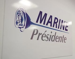 Marine Le Pen apre la campagna presidenziale. E presenta il nuovo logo: una rosa blu