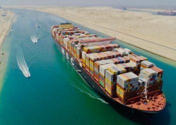 Suez/ La supermaxi portacontainer attraversa il Canale