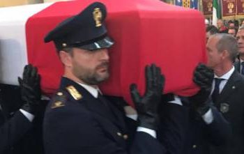 Tutta Trieste saluta gli uomini della Volante due