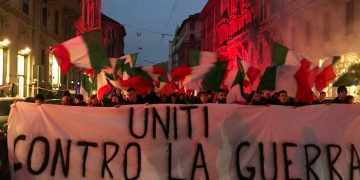 Milano tricolore si accende di pace