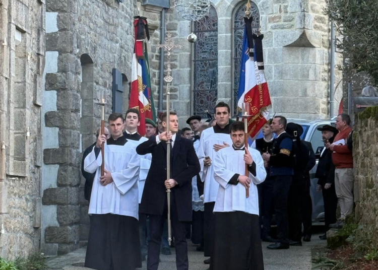 Un funerale per ritrovarsi. La famiglia Le Pen unita nel ricordo del “Menhir”