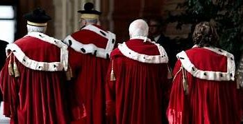 Il club delle toghe dimentica la Costituzione e umilia la politica