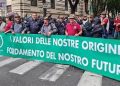 Gli Alpini a Genova. Tra strambe (e misere) contestazioni e tanti, tanti, tanti applausi