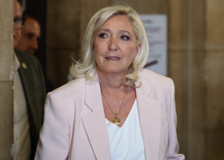 Marine Le Pen vince (a metà) il processo e si ricandida. La partita per l’Eliseo si riapre