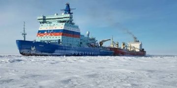 Geoeconomia/ Russia e Cina aprono una linea container sulla rotta artica