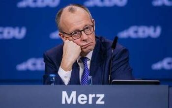 Germania/ L’elettorato polverizza l’inutile Merz. Ma lui non vuole mollare la poltrona….