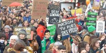 Alain de Benoist/ Qualche riflessione a proposito delle rivolte francesi